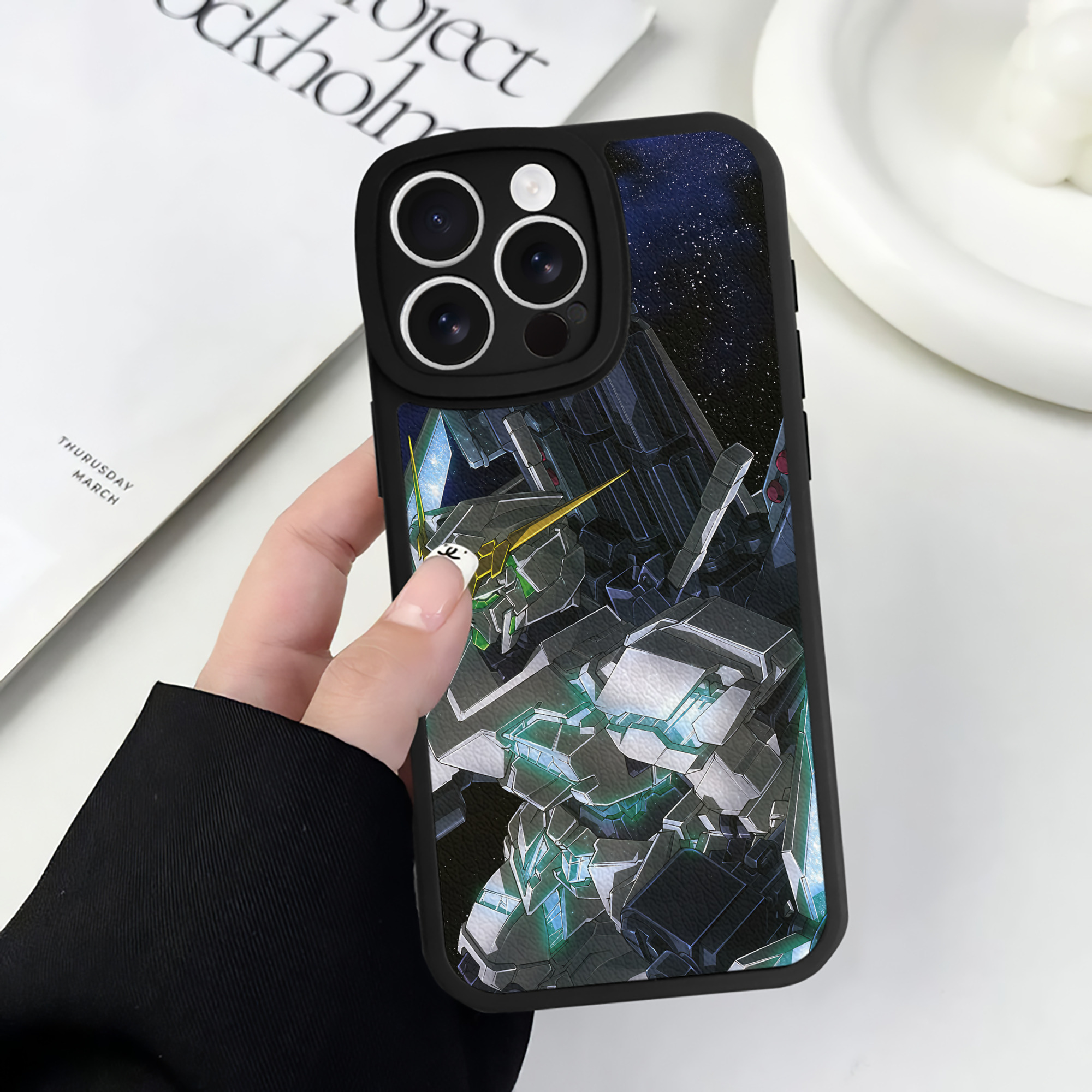 （画像用） 機動戦士ガンダム Mobile Suit Gundam 【iPhone 16シリーズ対応】シリコンスマホケース（レザー調） 材質：シリコン